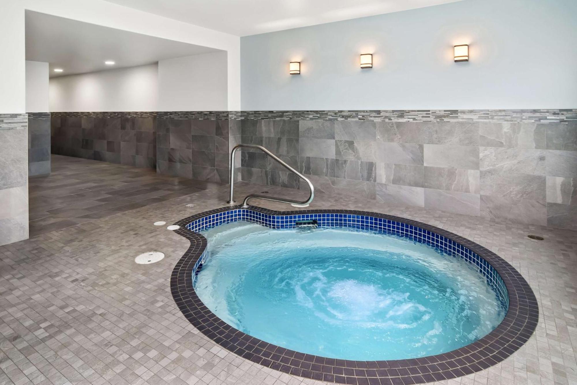 Best Western Plus Pitt Meadows Inn & Suites Экстерьер фото