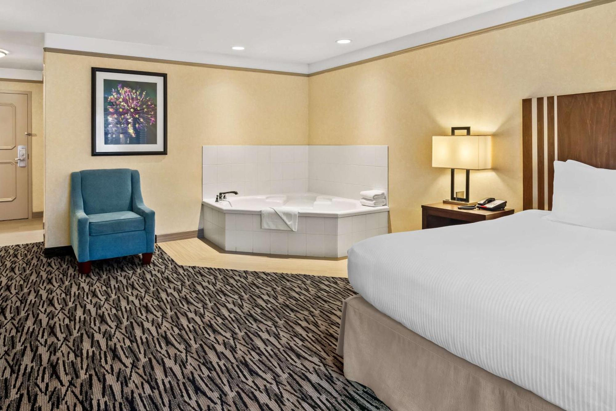 Best Western Plus Pitt Meadows Inn & Suites Экстерьер фото