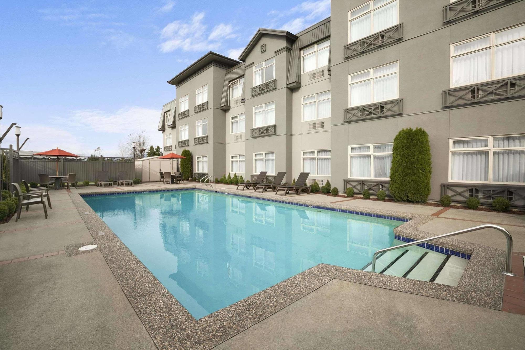 Best Western Plus Pitt Meadows Inn & Suites Экстерьер фото