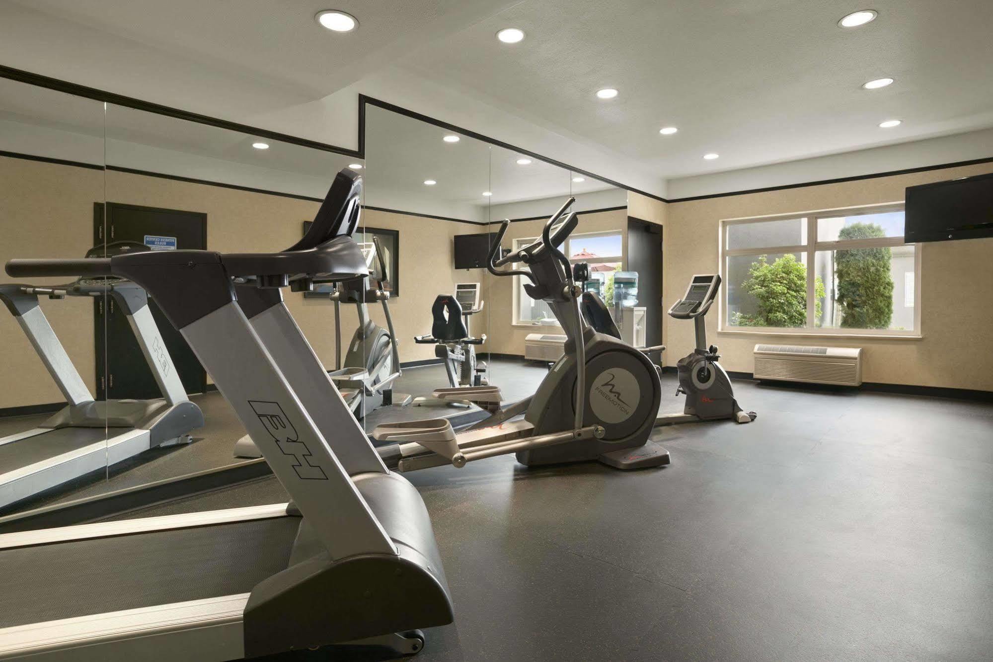 Best Western Plus Pitt Meadows Inn & Suites Экстерьер фото